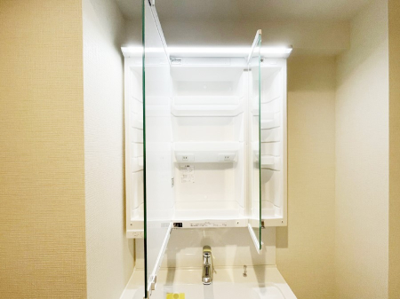 ���̑����� �O�ʋ��̗��ɁA���ϕi��q���p�i�Ȃǂ����[�\�B���ʑ����������ƕۂ��܂��I