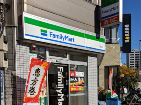 ���ӊ� �R���r�j 62m �t�@�~���[�}�[�g���J�X