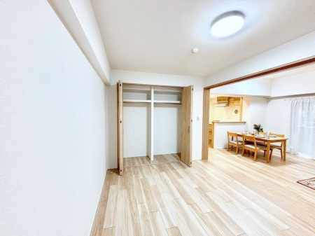 ���̑����� ���r���O�ɗאڂ����m���B�����˂��J������ƃ��r���O�ƌq����e���̋�Ԃɕϐg�I