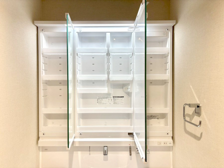 ���̑����� �O�ʋ��̗��ɁA���ϕi��q���p�i�Ȃǂ����[�\�B���ʑ����������ƕۂ��܂��I