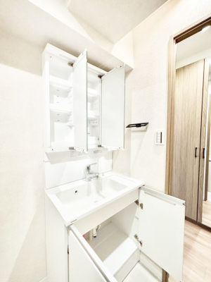 ���̑����� �O�ʋ��̗��ɁA���ϕi��q���p�i�Ȃǂ����[�\�B���ʑ����������ƕۂ��܂��I