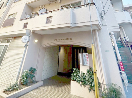 �G���g�����X �O�� �Y��ȃG���g�����X�́A���Z�҂�D�����}������Ă���܂�