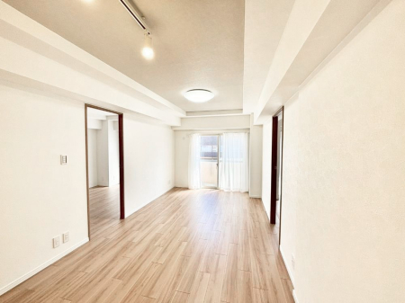 ���r���O ���R������荞�܂�A�Ƒ��c���̏ꏊ�𖾂邭���o