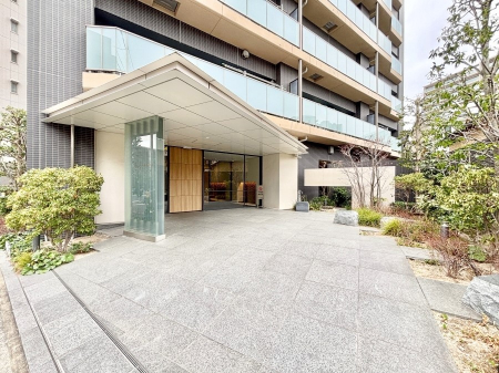 �G���g�����X �O�� �Y��ȃG���g�����X�́A���Z�҂�D�����}������Ă���܂�  