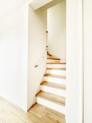 ���̑� ���Ƒ��Ԃ̃R�~���j�P�[�V�������[�܂郊�r���O�C���K�i���̗p���܂����B