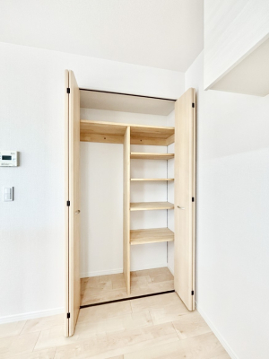 ���̑����� �H�ނ�����i�̔��~�ɖ𗧂p���g���[���[�t�ŃL�b�`�������X�b�L���Еt���܂��ˁI