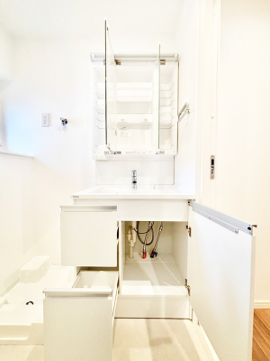 ���̑����� �O�ʋ��̗��ɁA���ϕi��q���p�i�Ȃǂ����[�\�B���ʑ����������ƕۂ��܂��I