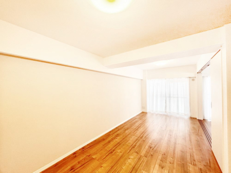 ���r���O ���R������荞�܂�A�Ƒ��c���̏ꏊ�𖾂邭���o