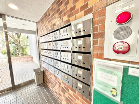 ���̑� �|�X�g�̓G���g�����X���ɂ���̂ŉJ�ɔG�ꂸ�X�ւ��󂯎��܂��ˁI