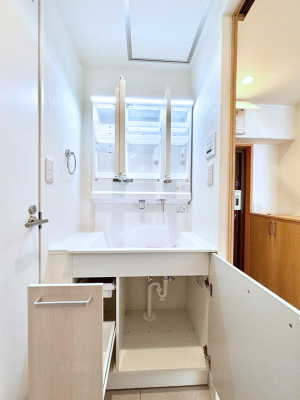 ���̑����� �O�ʋ��̗��ɁA���ϕi��q���p�i�Ȃǂ����[�\�B���ʑ����������ƕۂ��܂��I