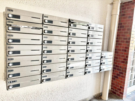 ���̑� �|�X�g�̓G���g�����X���ɂ���̂ŉJ�ɔG�ꂸ�X�ւ��󂯎��܂��ˁI