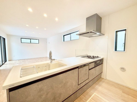 �L�b�`�� ���r���O�ŗV�Ԃ��q�l�������Ȃ��炨�������ł���ΖʃL�b�`��