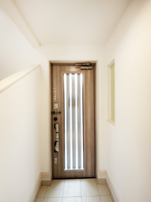 ���� �K���X�X���b�g�̓��������փh�A�������Ɍ���͂��Ă���܂�