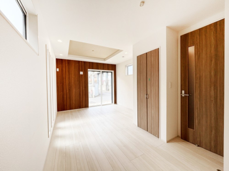 ���r���O ���邢�z���������A�����̕��͋C�ɖ�������郊�r���O�E�_�C�j���O