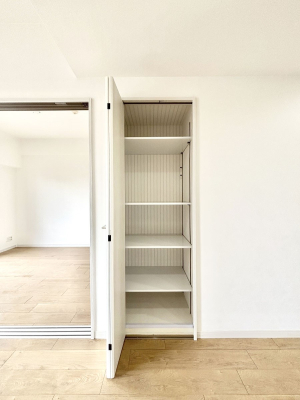 ���̑����� ���r���O���[�B�����Ɏ��[������ƕ����W�܂�LDK���X�b�L���Еt�������ł��ˁB  