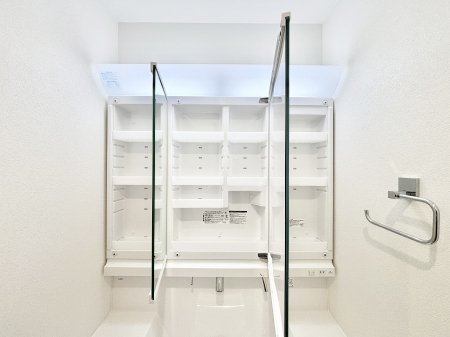 ���̑����� �O�ʋ��̗��ɁA���ϕi��q���p�i�Ȃǂ����[�\�B���ʑ����������ƕۂ��܂��I