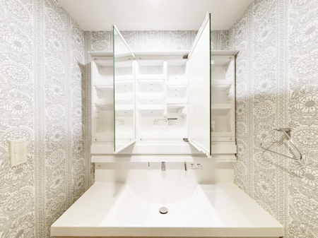 ���̑����� �O�ʋ��̗��ɁA���ϕi��q���p�i�Ȃǂ����[�\�B���ʑ����������ƕۂ��܂��I