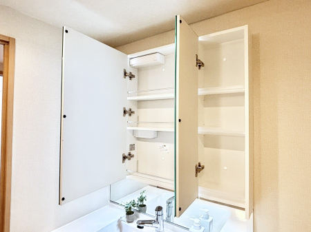 ���̑����� �O�ʋ��̗��ɁA���ϕi��q���p�i�Ȃǂ����[�\�B���ʑ����������ƕۂ��܂��I