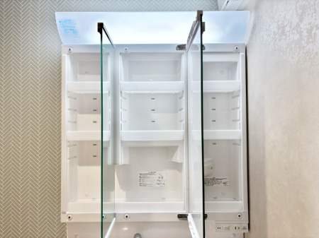 ���̑����� �O�ʋ��̗��ɁA���ϕi��q���p�i�Ȃǂ����[�\�B���ʑ����������ƕۂ��܂��I