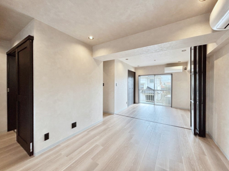 ���r���O ���R������荞�܂�A�Ƒ��c���̏ꏊ�𖾂邭���o