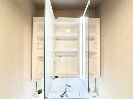 ���̑����� �O�ʋ��̗��ɁA���ϕi��q���p�i�Ȃǂ����[�\�B���ʑ����������ƕۂ��܂��I