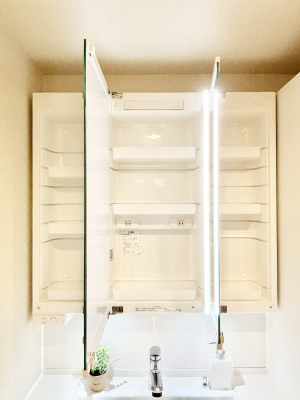 ���̑����� �O�ʋ��̗��ɁA���ϕi��q���p�i�Ȃǂ����[�\�B���ʑ����������ƕۂ��܂��I