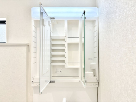 ���̑����� �O�ʋ��̗��ɁA���ϕi��q���p�i�Ȃǂ����[�\�B���ʑ����������ƕۂ��܂��I