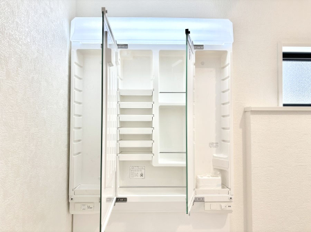 ���̑����� �O�ʋ��̗��ɁA���ϕi��q���p�i�Ȃǂ����[�\�B���ʑ����������ƕۂ��܂��I