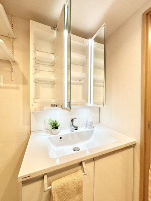 ���̑����� �O�ʋ��̗��ɁA���ϕi��q���p�i�Ȃǂ����[�\�B���ʑ����������ƕۂ��܂��I