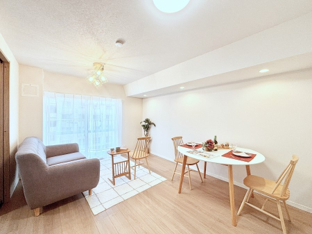 ���r���O ���R������荞�܂�A�Ƒ��c���̏ꏊ�𖾂邭���o