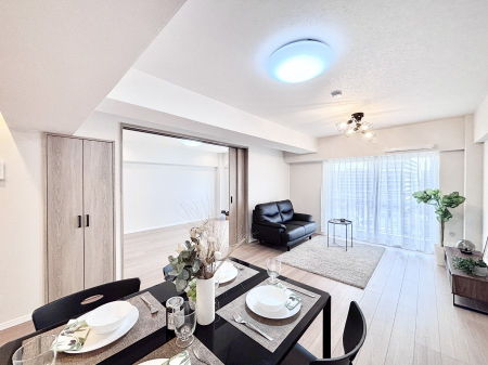 ���r���O ���R������荞�܂�A�Ƒ��c���̏ꏊ�𖾂邭���o