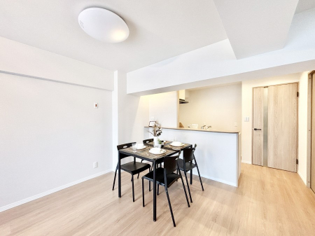 ���̑����� �Ƒ��̏Ί炪���R�Ɛ��܂�Ă���A����ȕ��͋C�̃_�C�j���O�Ɏd�オ���Ă��܂��B