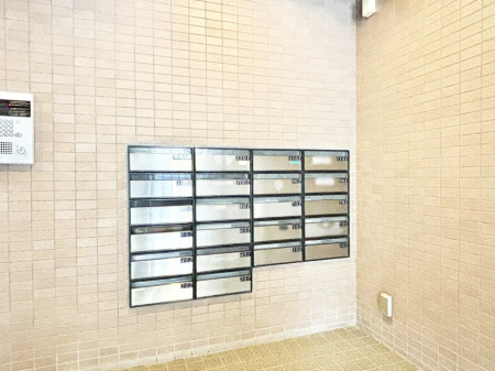 ���̑� �|�X�g�̓G���g�����X���ɂ���̂ŉJ�ɔG�ꂸ�X�ւ��󂯎��܂��ˁI