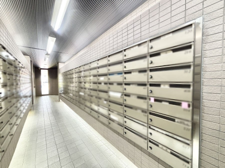 ���̑� �|�X�g�̓G���g�����X���ɂ���̂ŉJ�ɔG�ꂸ�X�ւ��󂯎��܂��ˁI