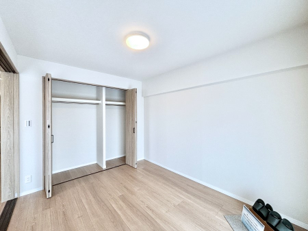 �Q�� ����