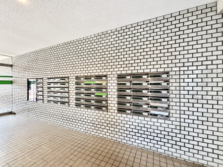 ���̑� �|�X�g�̓G���g�����X���ɂ���̂ŉJ�ɔG�ꂸ�X�ւ��󂯎��܂��ˁI