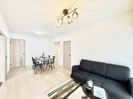 ���r���O �Ƒ��̘a�₩�ȉ�b���������Ă������B�J�����̂��郊�r���O�ł�