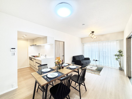 ���r���O ���R������荞�܂�A�Ƒ��c���̏ꏊ�𖾂邭���o