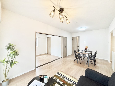 ���̑����� ���Ƒ������R�ƏW�܂�A���₩�ȏ΂����ŕ�܂��e���̋�ԂɂȂ肻���ł���