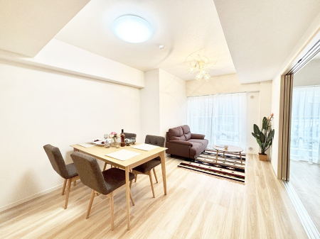 ���r���O �o���R�j�[�ɖʂ������邢���r���O�B