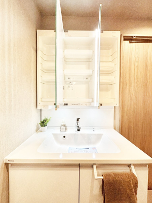 ���̑����� �O�ʋ��̗��ɁA���ϕi��q���p�i�Ȃǂ����[�\�B���ʑ����������ƕۂ��܂��I