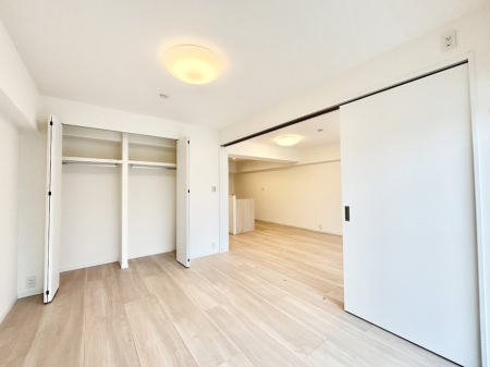 �Q�� ���r���O�ɗאڂ����m���B�����˂��J������ƃ��r���O�ƌq����e���̋�Ԃɕϐg�I�@