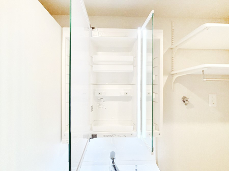 ���̑����� �O�ʋ��̗��ɁA���ϕi��q���p�i�Ȃǂ����[�\�B���ʑ����������ƕۂ��܂��I