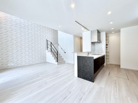 ���r���O ���邢�z���������A�����̕��͋C�ɖ�������郊�r���O�E�_�C�j���O�B 