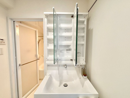 ���̑����� �O�ʋ��̗��ɁA���ϕi��q���p�i�Ȃǂ����[�\�B���ʑ����������ƕۂ��܂��I