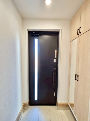 ���� �K���X�X���b�g�̓��������փh�A�������Ɍ���͂��Ă���܂��@