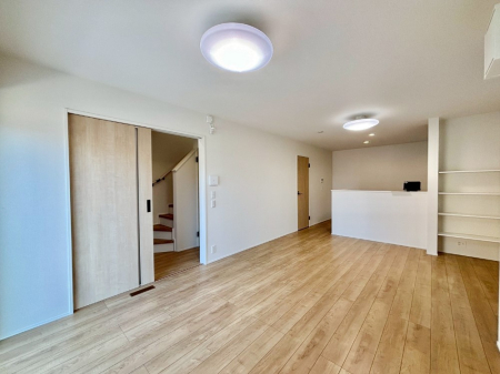 ���r���O ���邢�z���������A�����̕��͋C�ɖ�������郊�r���O�E�_�C�j���O�B �@