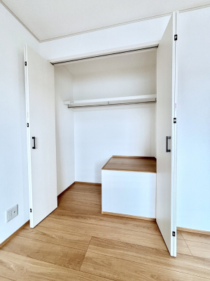 ���[ �m���̃N���[�[�b�g�B���s��������̂Ō���̈ߗނ�����������܂�܂��B