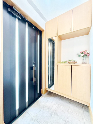 ���� ���֏㕔�ɂ͐��������̗p�I���邢�z�����~�蒍�����ւł��B