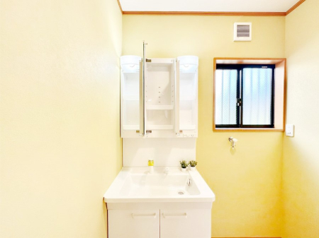 ���̑����� �O�ʋ��̗��ɁA���ϕi��q���p�i�Ȃǂ����[�\�B���ʑ����������ƕۂ��܂��I